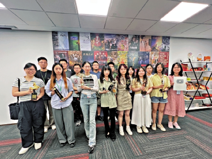 　　圖：在華策影視，學子們手握獎盃興奮合影。/大公報實習記者洪學禕攝