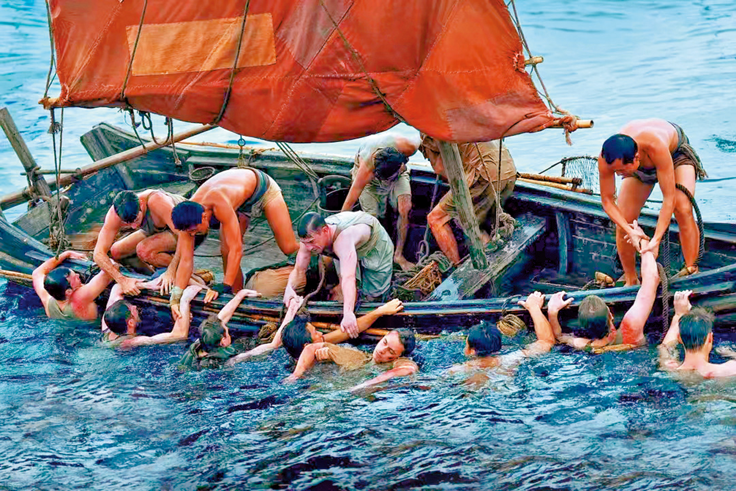 　　圖：漁民冒着日軍的槍林彈雨，划着小舢舨衝入海中，挽救了數百名英軍戰俘的生命。