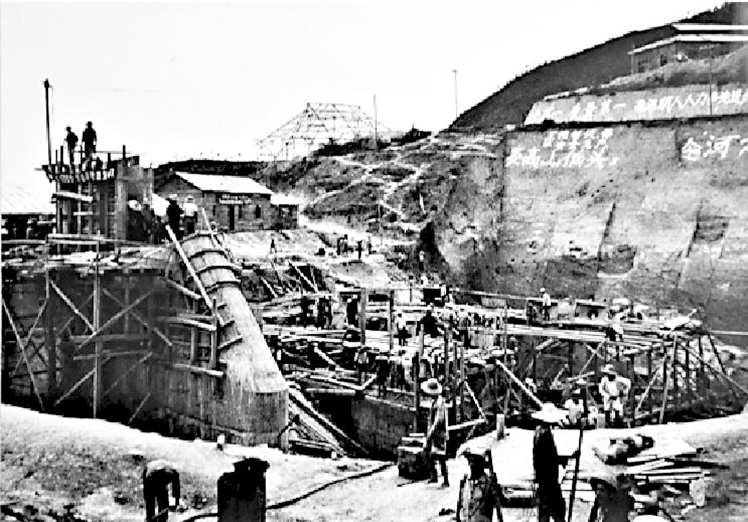 　　圖：東深供水工程在當時是一個非常浩大而艱巨的工程，廣東動員了近2萬名民工投入建設。