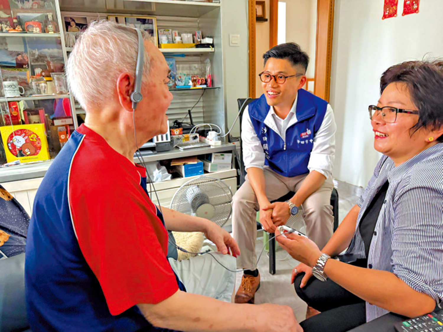 　　圖：社署上月中在觀塘及沙田推出試點計劃，安排關愛隊上門探訪獨居及雙老家庭。