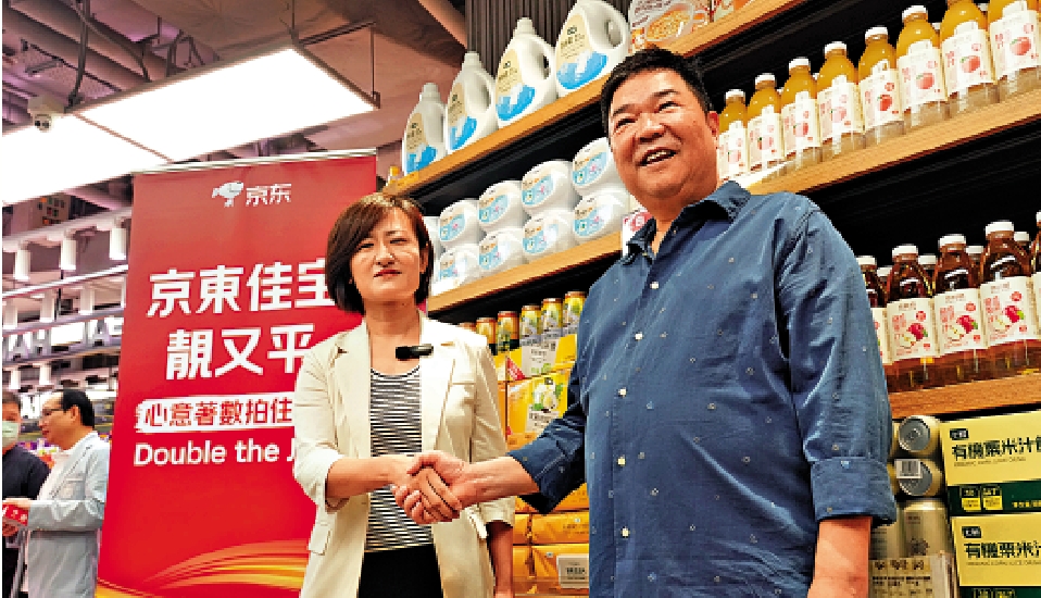 　　圖：林曉毅（右）表示，佳寶與京東的合作既簡單且實際。左為柴艷。\大公報記者麥潤田攝