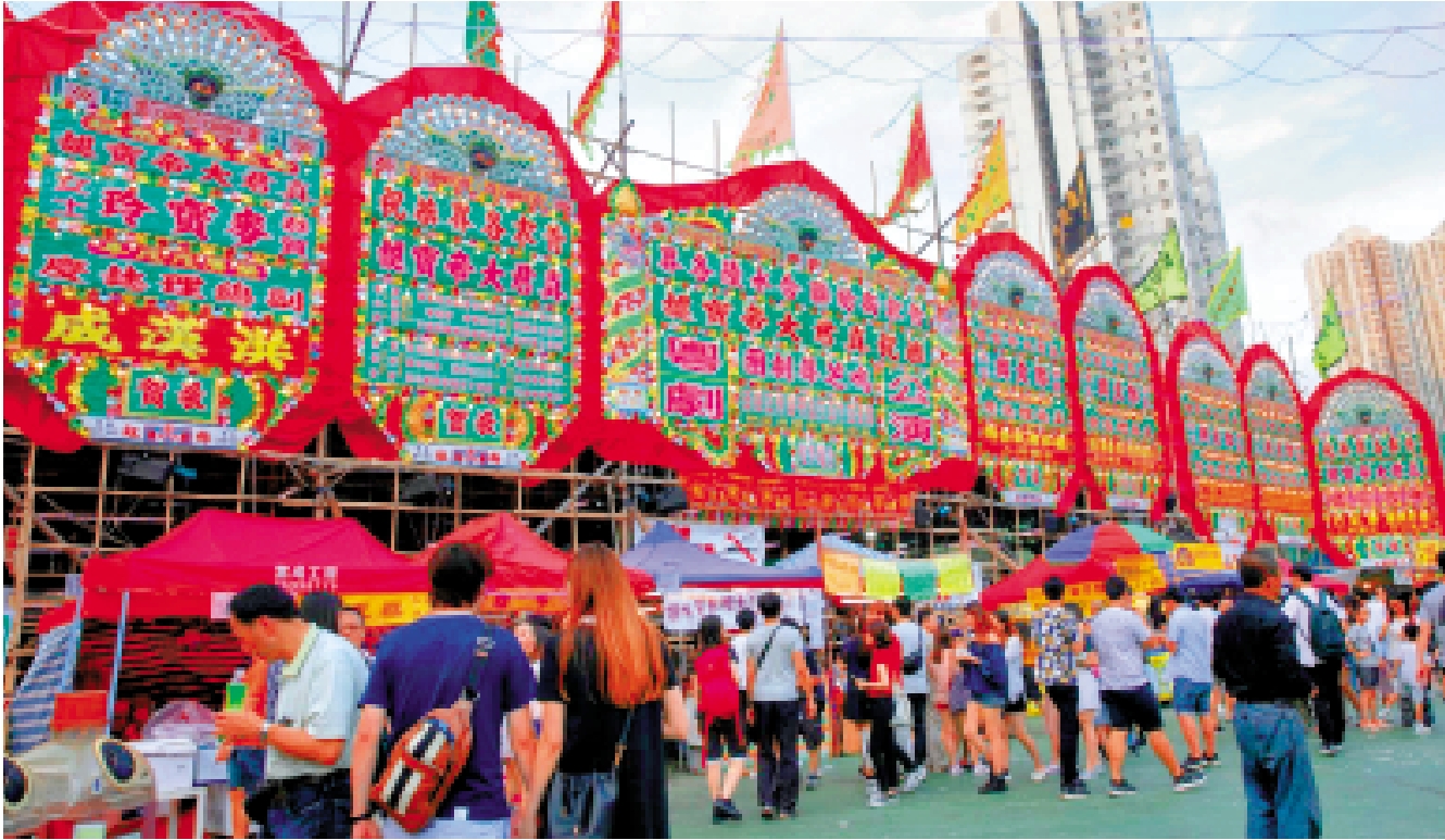 　　圖：在香港因應節慶搭建的戲棚除了傳統表演，場內也設有各式攤位，吸引許多年輕觀眾。