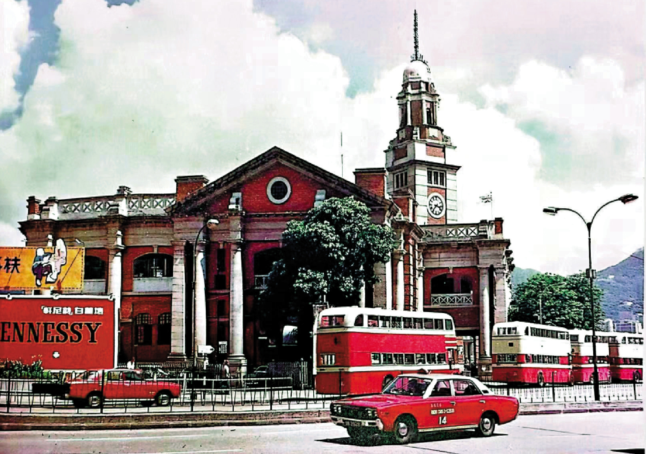 　　圖：約1971年尖沙咀碼頭總站的巴士。書中插圖。