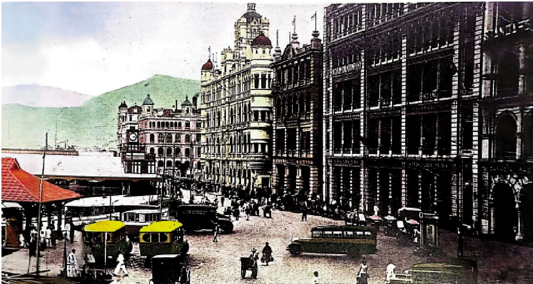 　　圖：約1930年，卜公碼頭前空地可見三輛綠巴士，以及一部黑巴士。書中插圖。