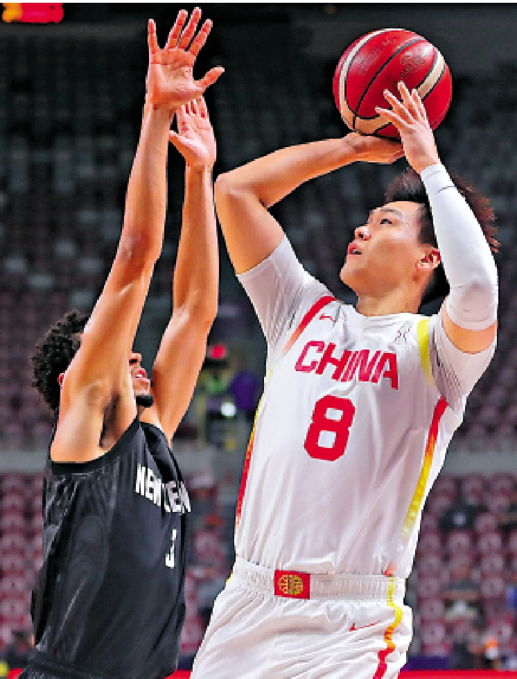 　　圖：中國隊球員趙睿（右）在比賽中上籃。/新華社