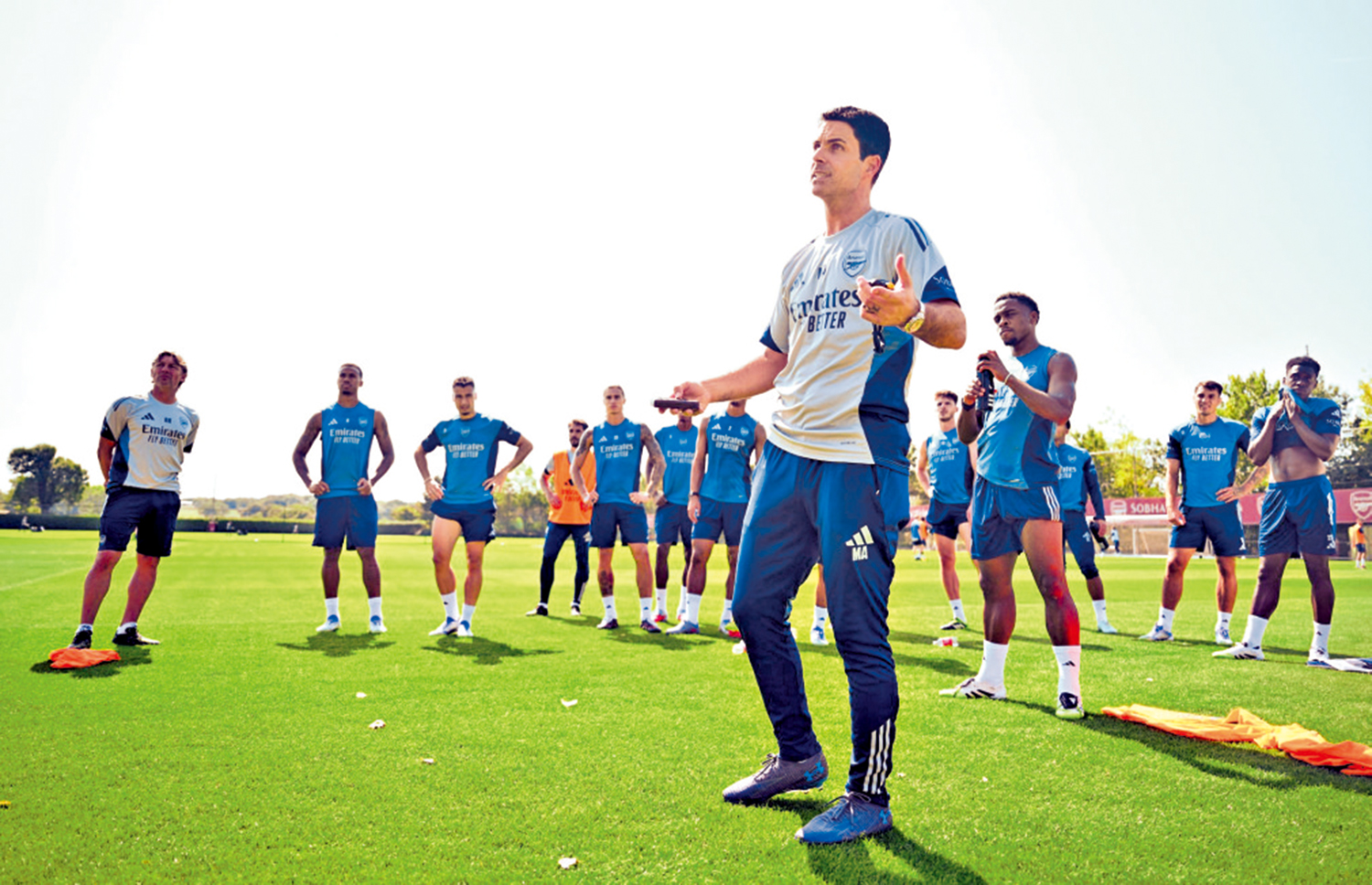 　　圖：阿仙奴領隊阿迪達（前）。