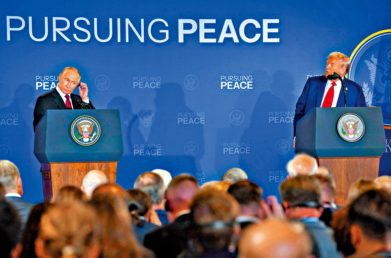 　　圖：普京和特朗普（右）15日在阿拉斯加舉行聯合記者會。\路透社