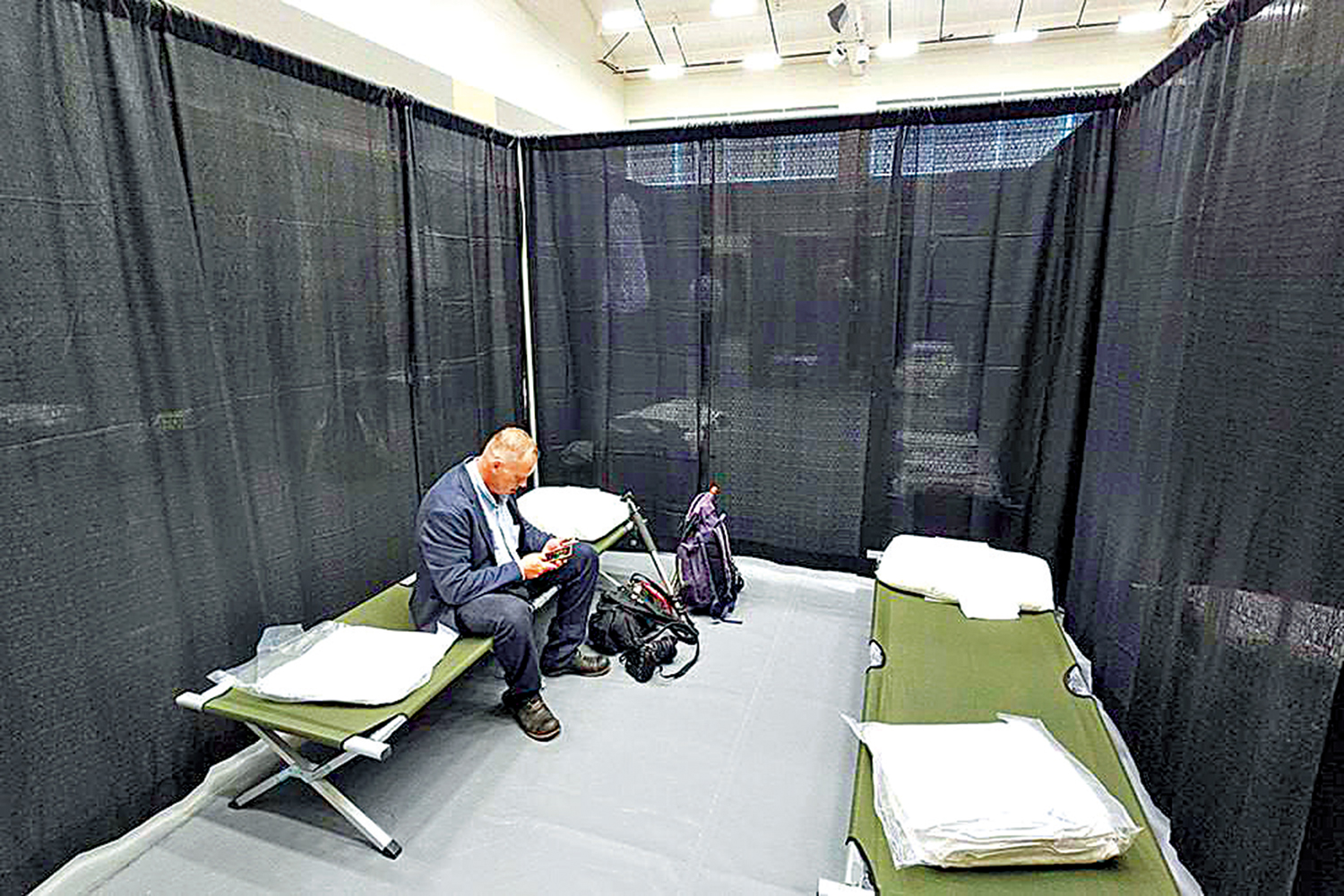 　　圖：俄媒記者被安排入住體育館，「房間」僅以黑色布簾分隔。\網絡圖片