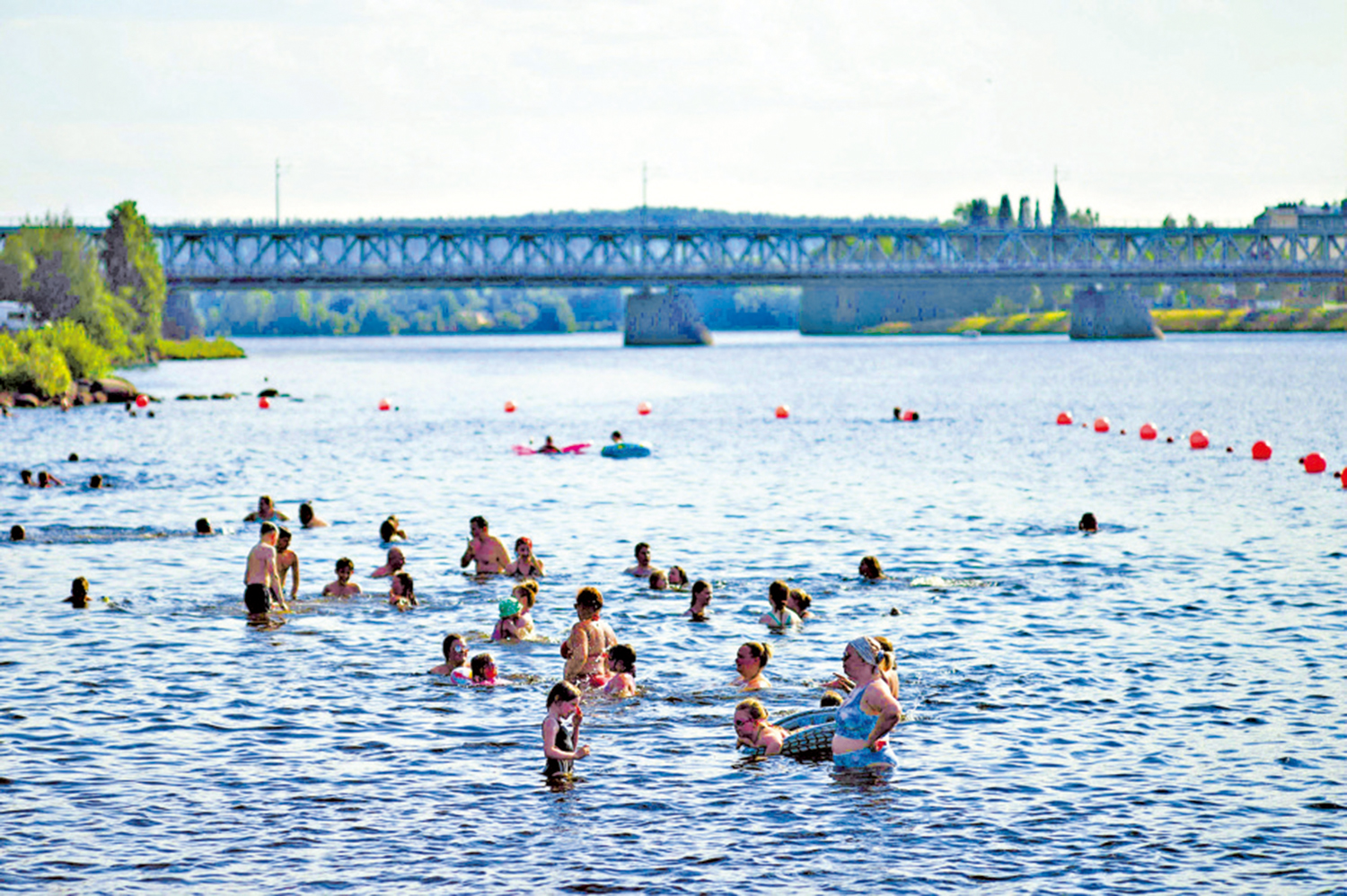 　　圖：芬蘭7月份出現50年一遇的高溫，奧納斯科斯基海灘有大批民眾游泳消暑。\法新社
