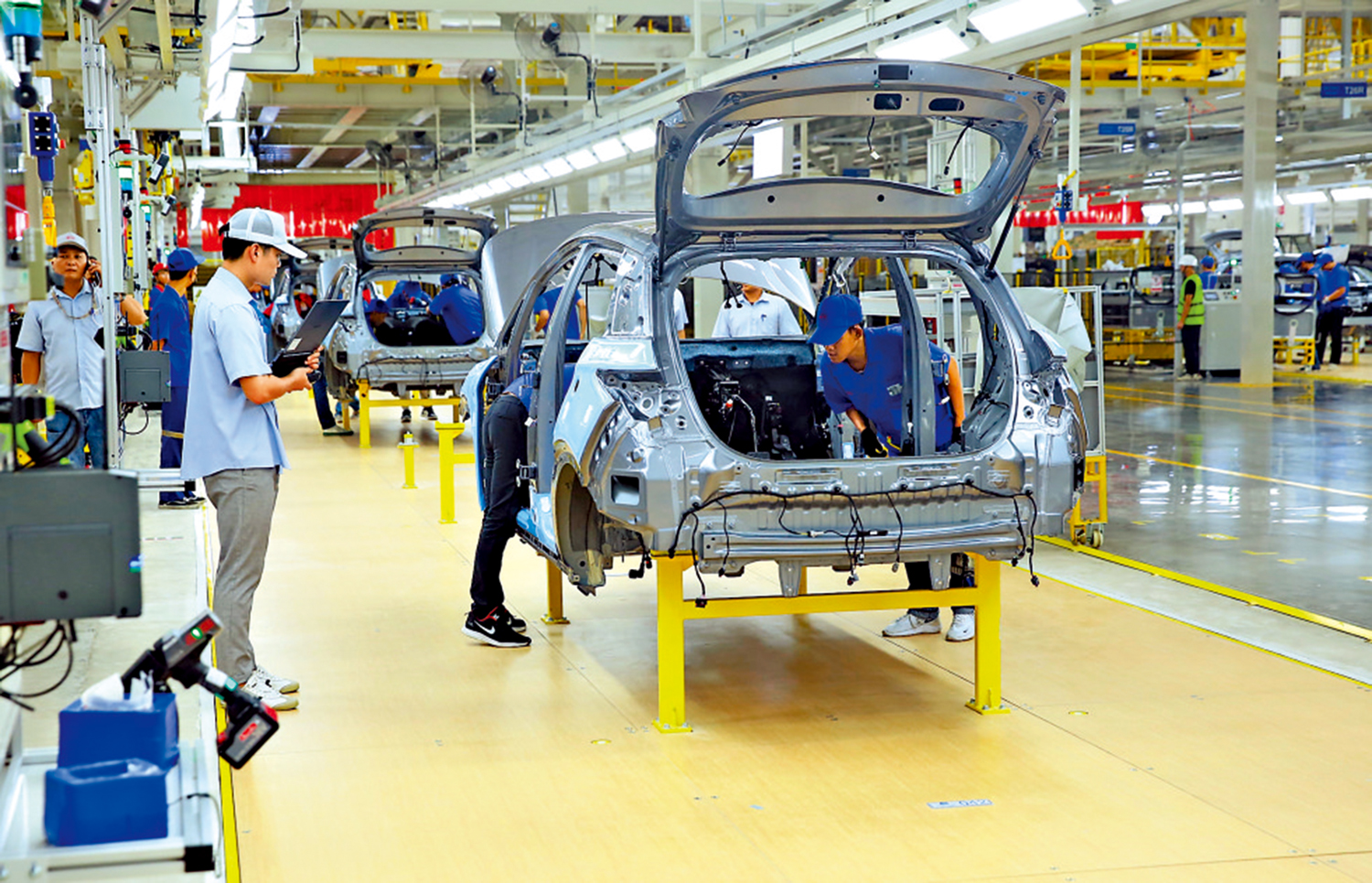　　圖：工人在位於泰國羅勇府的比亞迪泰國工廠流水線上忙碌。\新華社