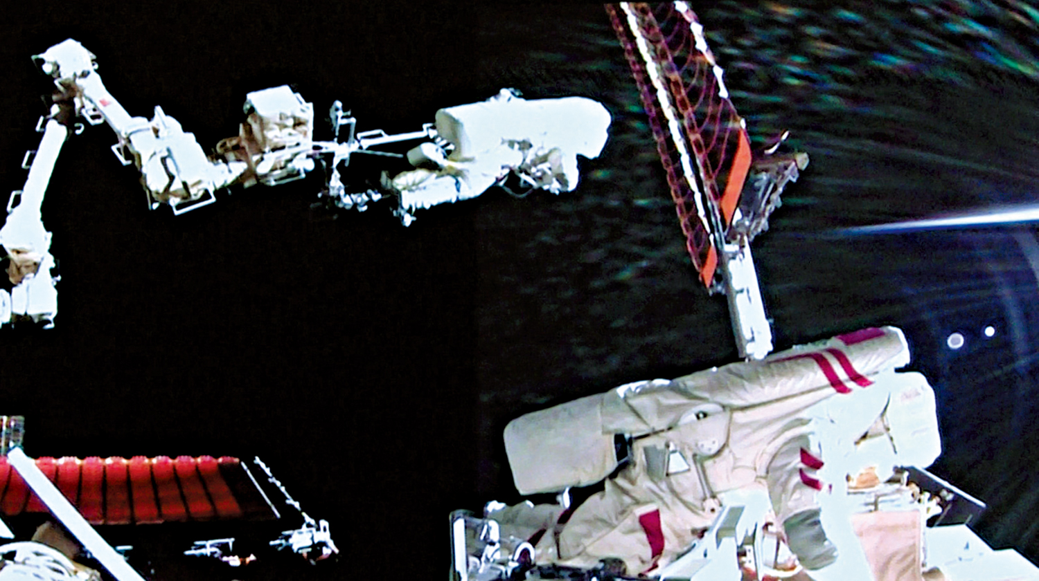 　　圖：8月15日，神舟二十號乘組航天員陳冬（左）與王傑在艙外工作（視頻截圖）。\新華社