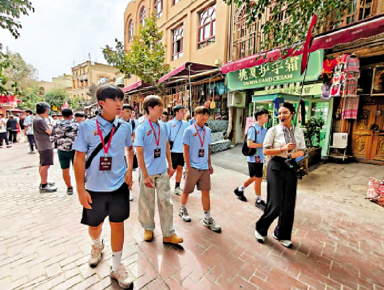 　　圖：「粵港澳青少年新疆行」交流團16日走進喀什古城。\大公報記者郭濤攝