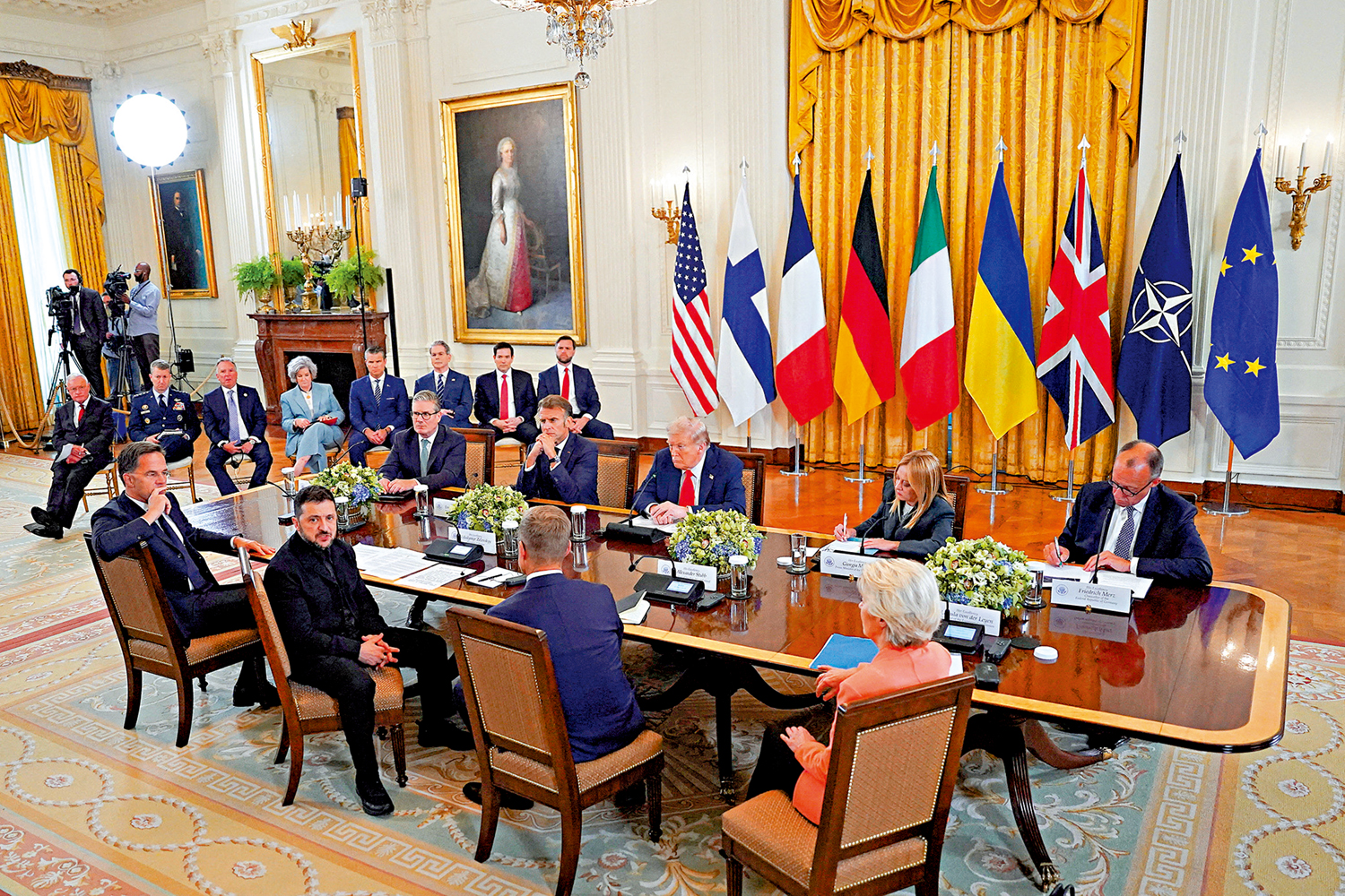 　　圖：特朗普18日與澤連斯基及多名歐洲領導人舉行會晤。\路透社