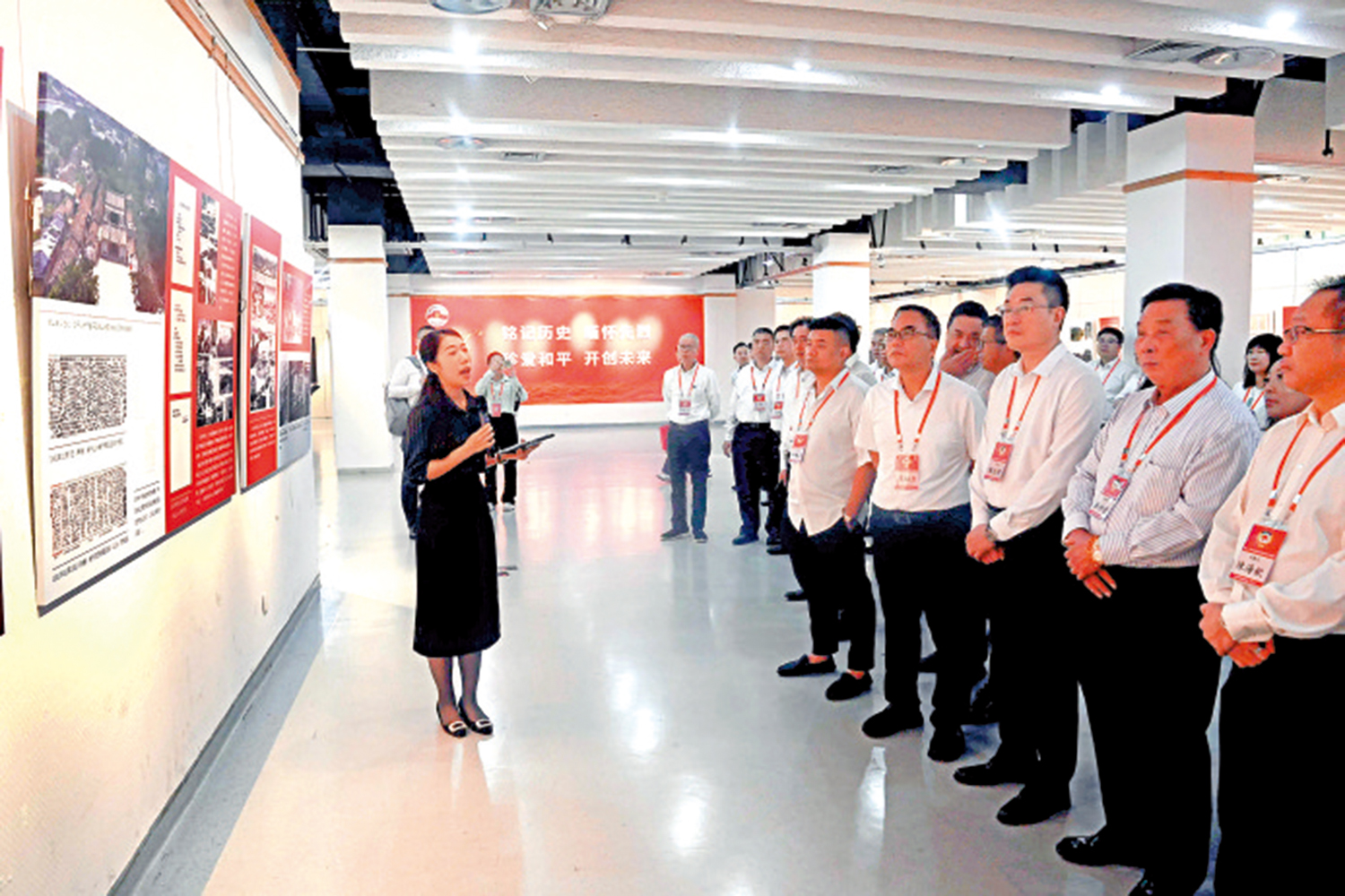 　　圖：考察團一行參觀「潮汕抗戰歷史圖片展」。