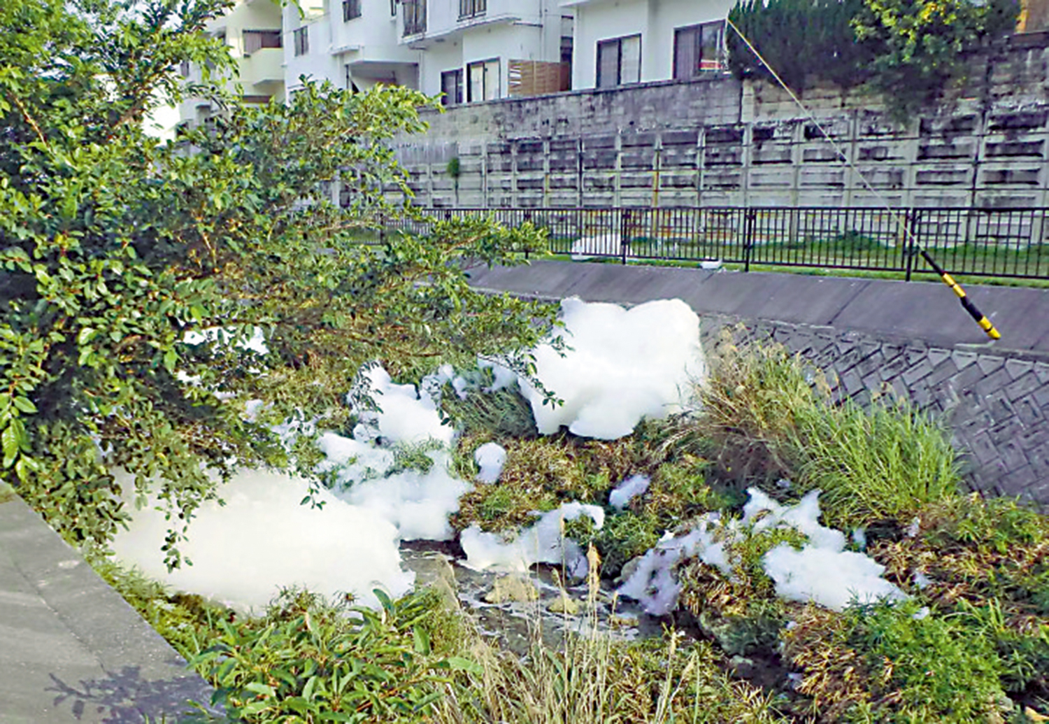 　　圖：駐日美軍普天間基地使用含有PFAS的滅火劑產生的泡沫外洩。\網絡圖片