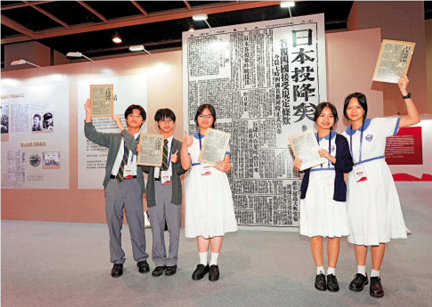 　　圖：沙田蘇浙公學的學生表示，從展覽中了解到歷史課本上沒有的香港抗戰故事，儼如上了一堂生動的歷史課。\大公報記者蔡文豪攝