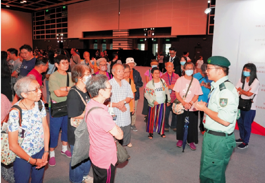 　　圖：羅兆希向參觀的長者們介紹日軍在香港的種種暴行。\大公報記者蔡文豪攝