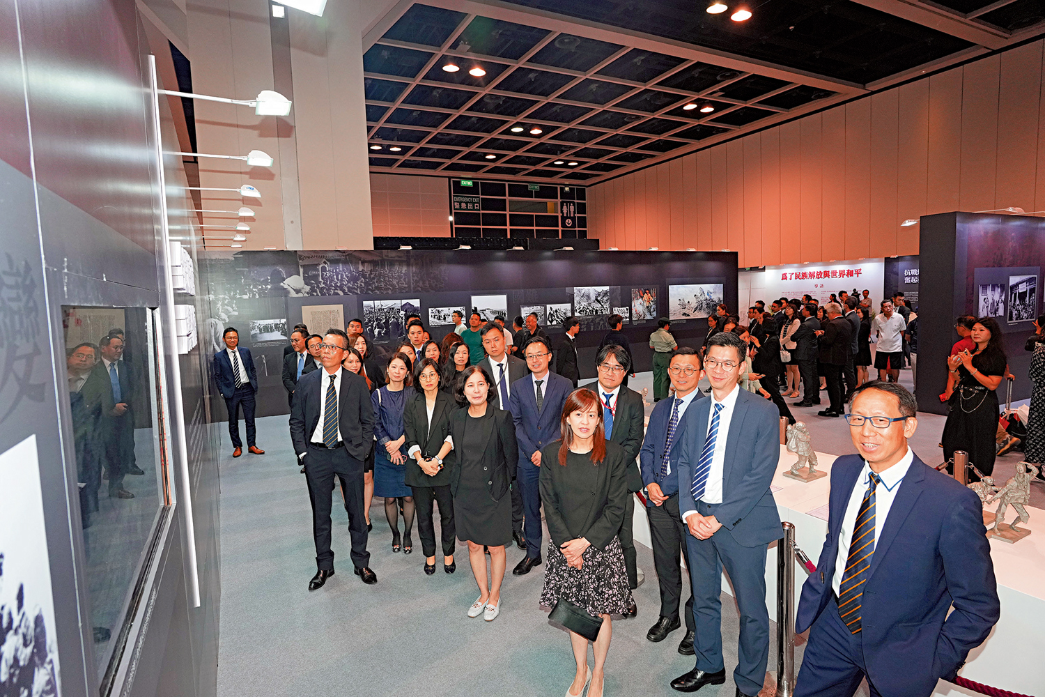 　　圖：特區政府各部門公務員及紀律部隊人員，昨日絡繹不絕前來觀展。\大公報記者蔡文豪攝