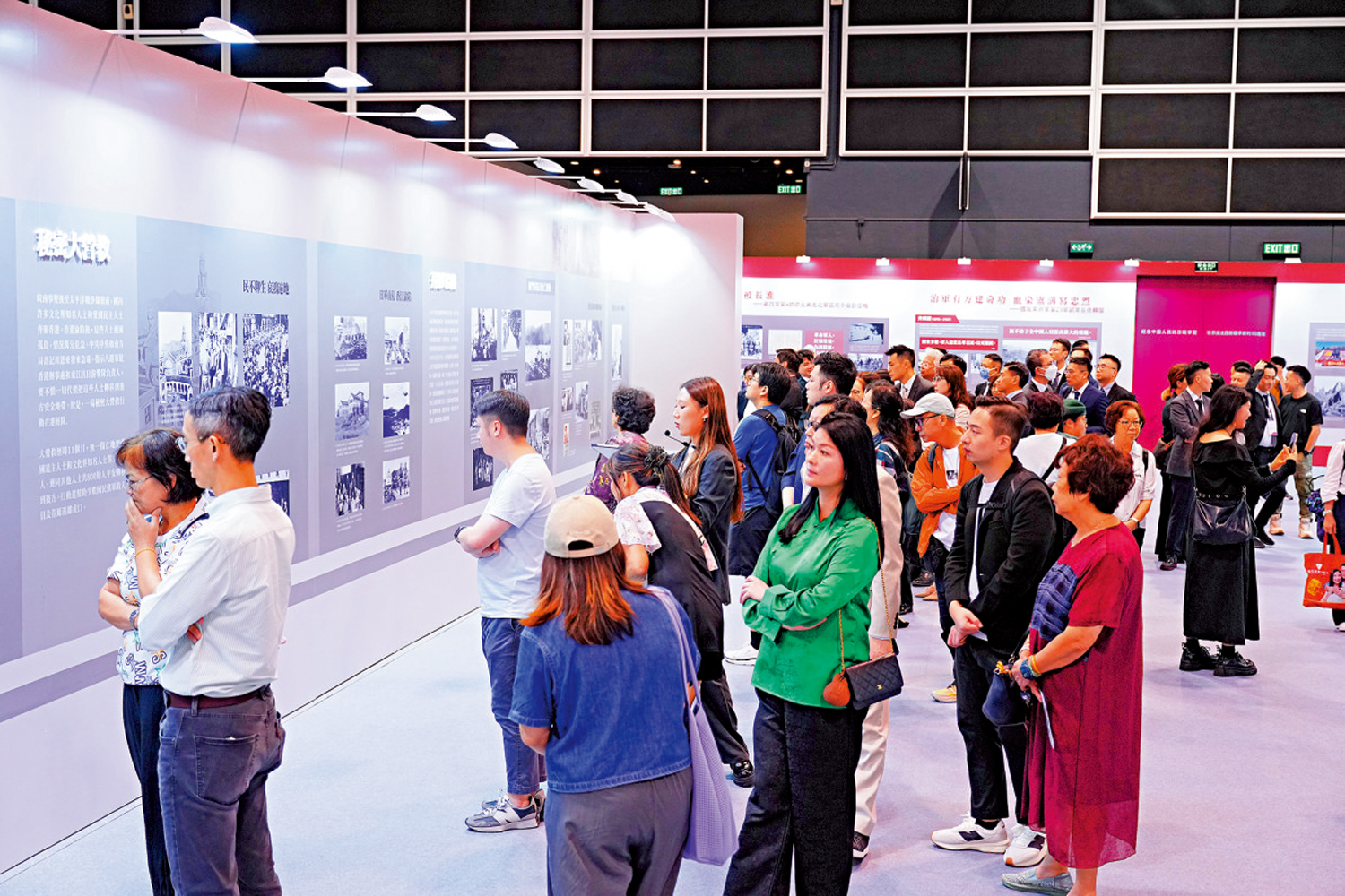 　　圖：大批市民昨日到場觀展，認識抗戰歷史。\大公報記者何嘉駿攝