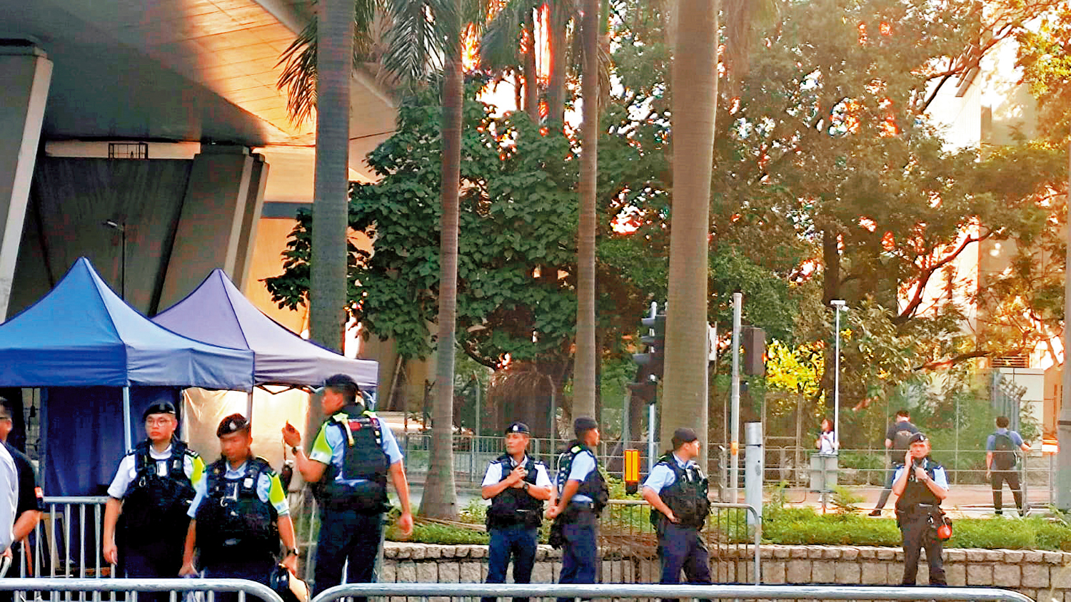 　　圖：黎智英案繼續結案陳詞，警方在法院外戒備。\大公報記者攝