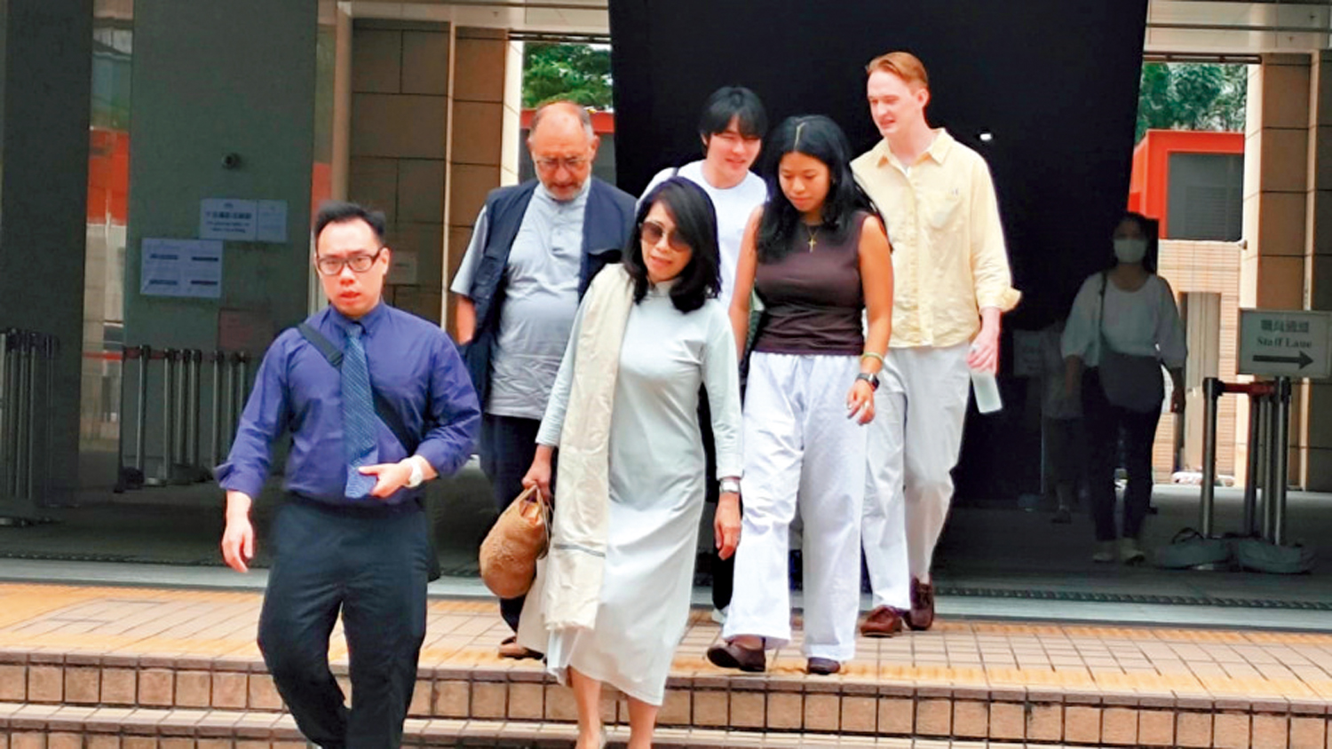 　　圖：黎智英家人到西九龍法院旁聽審訊。\大公報記者攝