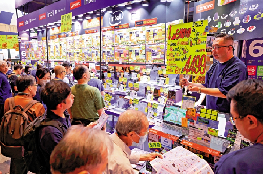 　　圖：香港電腦通訊節昨日在會展揭幕，市民到場選購電腦產品。