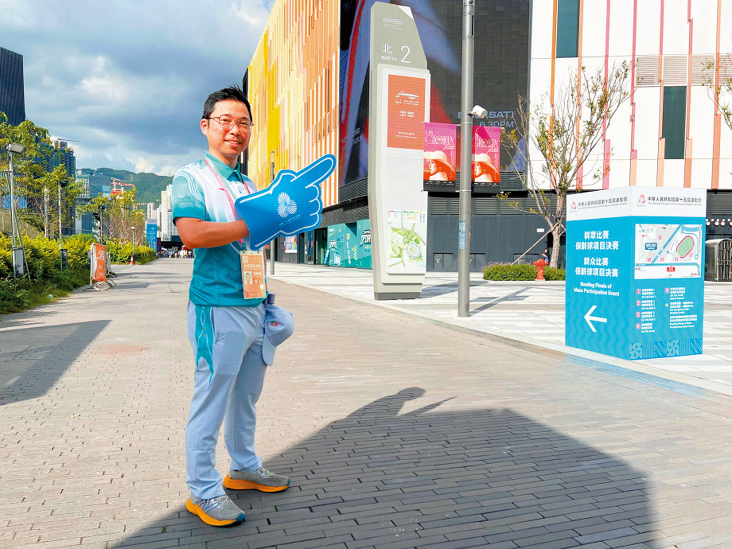 　　圖：一名義工在場館外引導觀賽市民前往場館的方向。