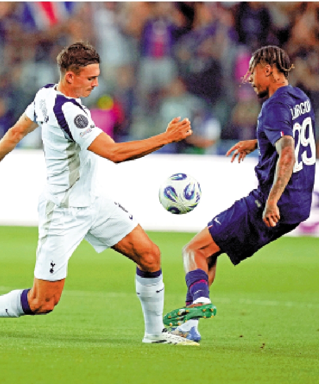 　　圖：熱刺中場包連夏（左）。