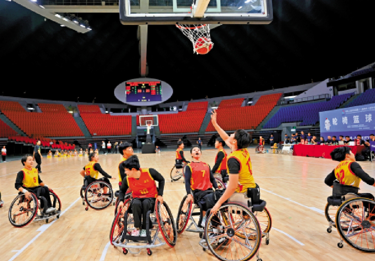 　　圖：女子組5×5比賽中，樂融融隊（紅衫）以53：50戰勝喜洋洋隊（黃衫）。\中新社