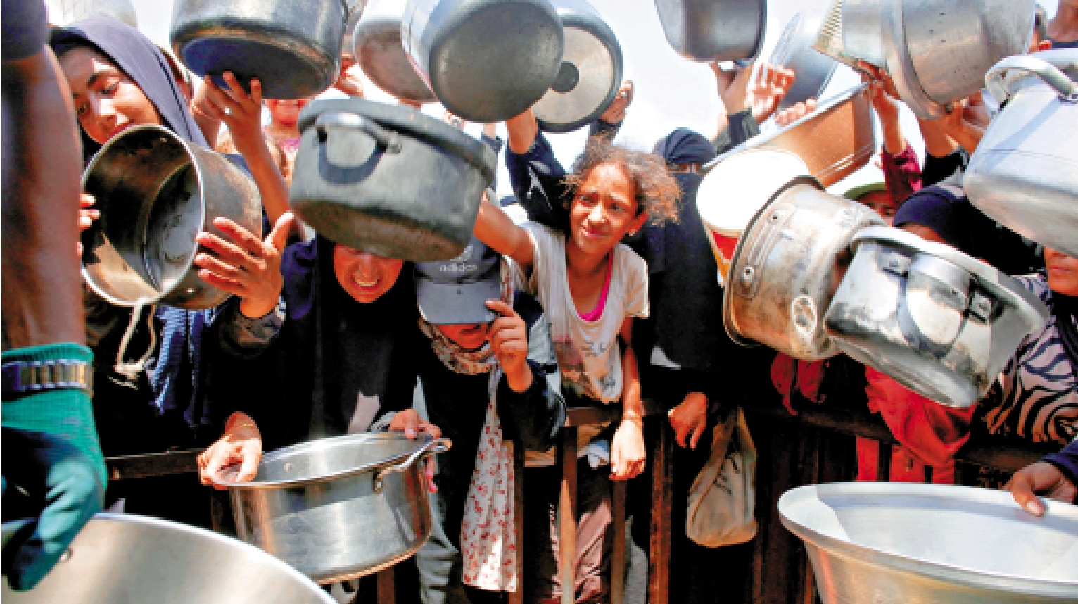 　　圖：加沙婦女兒童焦急等待分發食物。\法新社