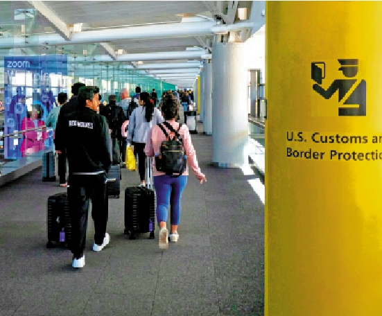 　　圖：國際旅客抵達新澤西州紐瓦克機場，準備入境美國。\網絡圖片