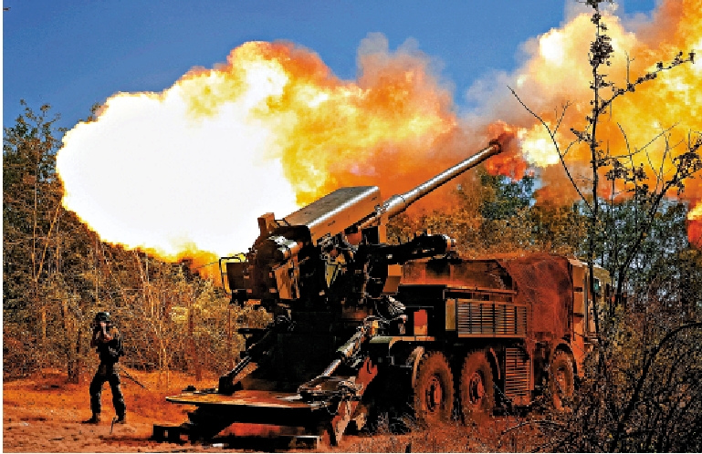 　　圖：烏軍在扎波羅熱州向俄軍前線發射榴彈炮。\路透社