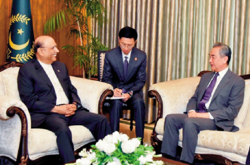 　　圖：8月21日，巴基斯坦總統扎爾達里在伊斯蘭堡會見中共中央政治局委員、外交部長王毅。\新華社