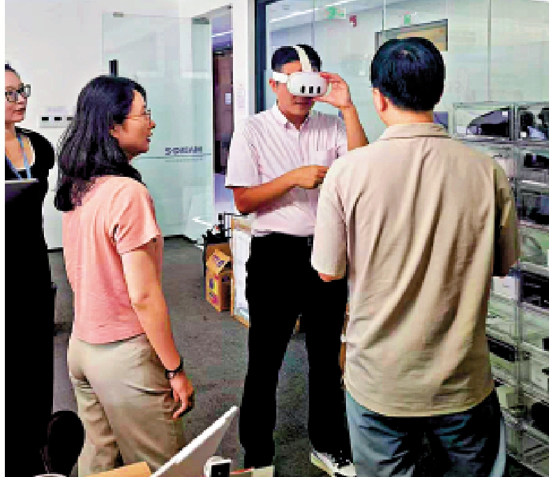 　　圖：香港特區公務員周家俊（中）參觀科技企業，感受AR技術發展。