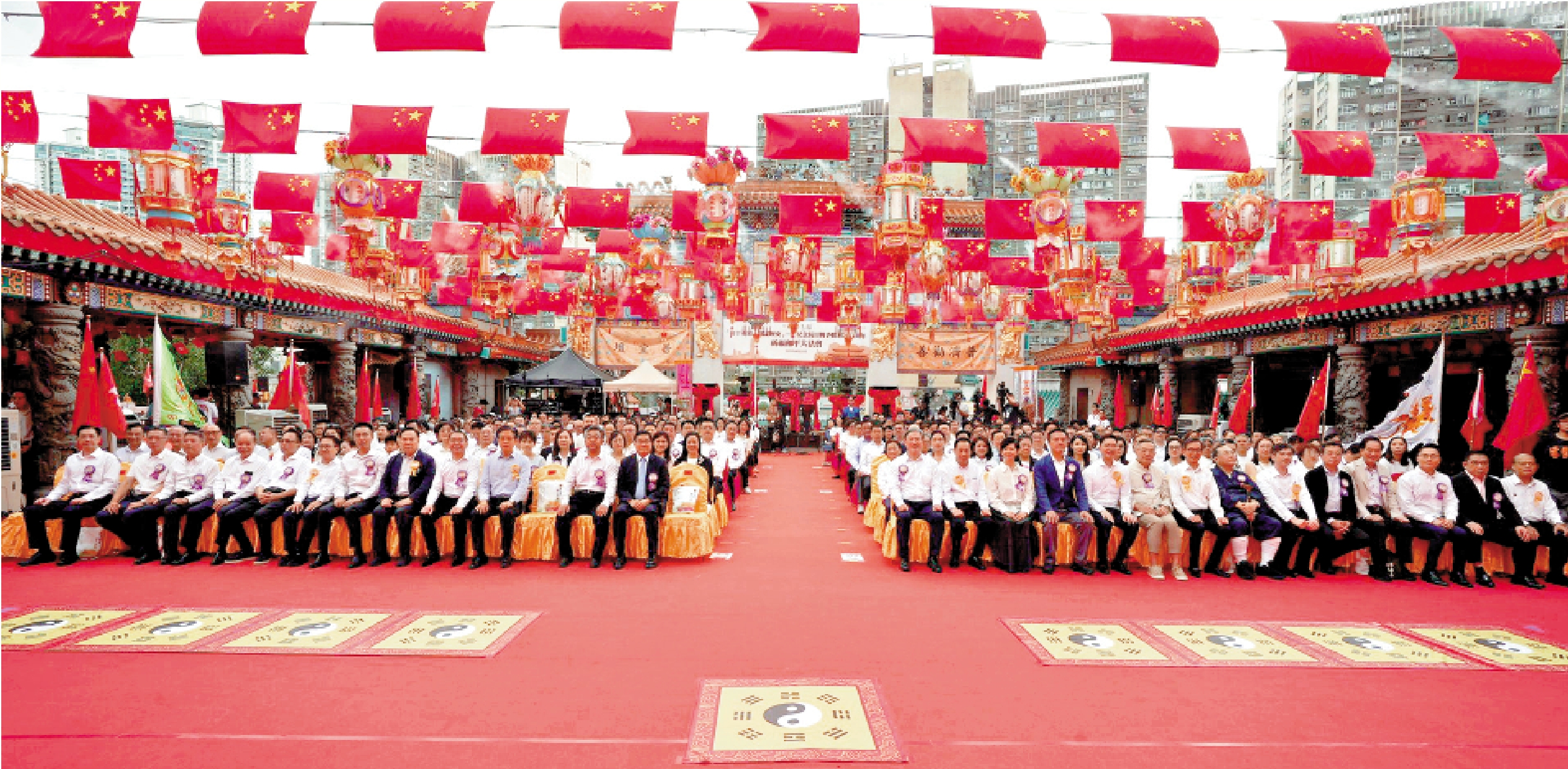 　　圖：主禮嘉賓與參與和平大法會的學生、公眾合影。