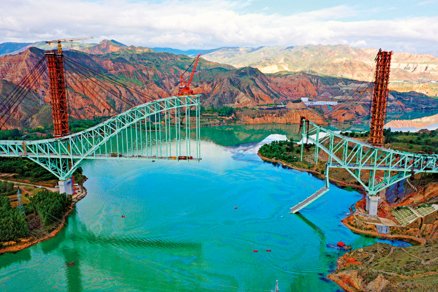 　　圖：8月23日，消防救援人員駕駛救援艇在大橋及周邊水面進行搜救。\中新社