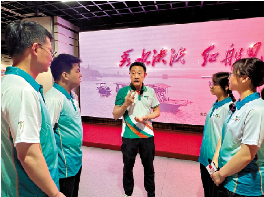 　　圖：香港海關關長陳子達（中）與「2025范長江行動香港傳媒學子浙江行」採訪團學子親切交流。