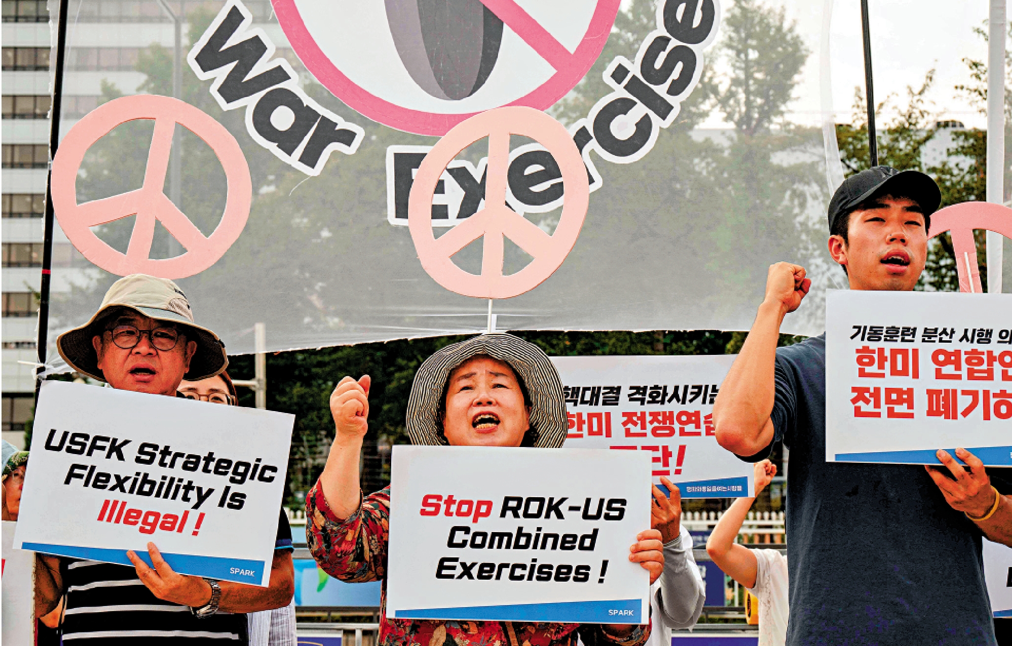 　　圖：韓國民眾18日在首爾示威，反對美韓聯合軍演。/法新社