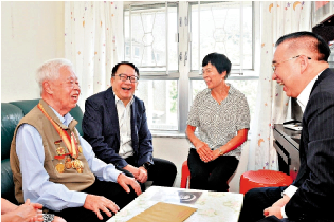 　　圖：陳國基（左二）和劉光源（右一）與曾參加抗戰的老兵及其家屬交談，並表達慰問和關懷。