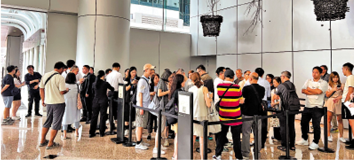 　　圖：海德園展銷廳昨日吸引不少市民到場，參觀人流不俗。