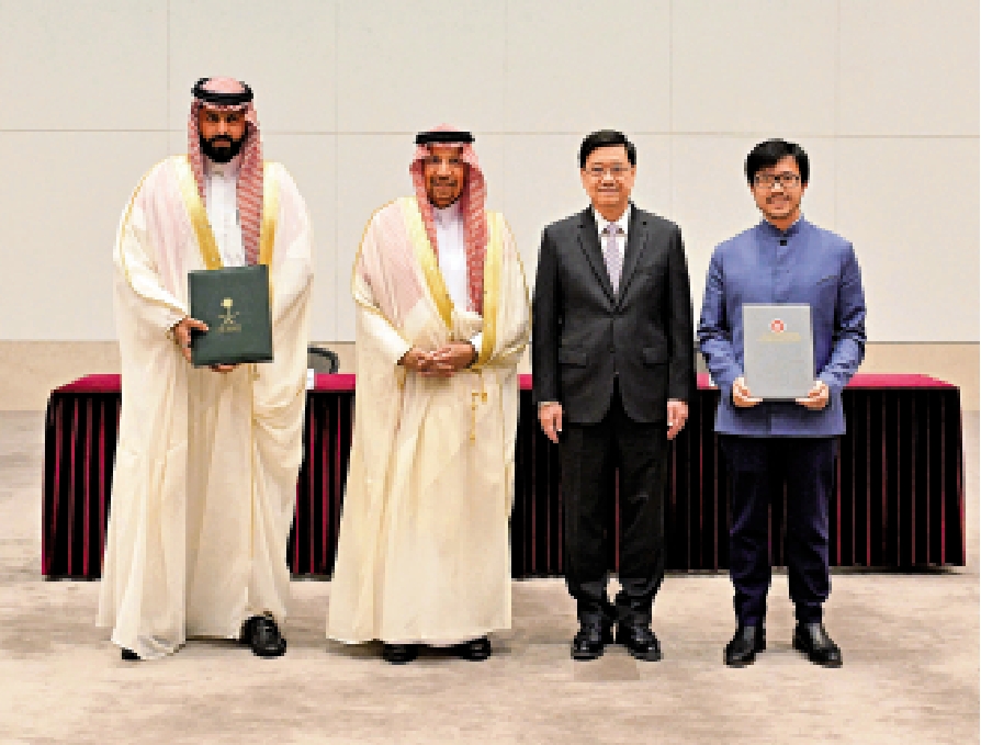 　　圖：「一帶一路」辦公室和沙特阿拉伯投資部昨日簽署合作諒解備忘錄。行政長官李家超（右二）、沙特阿拉伯投資大臣Khalid Al-Falih（左二）、「一帶一路」專員何力治（右一）和沙特阿拉伯投資部服務業助理副部長Fahad M. Alhashem（左一）在簽署儀式合照。