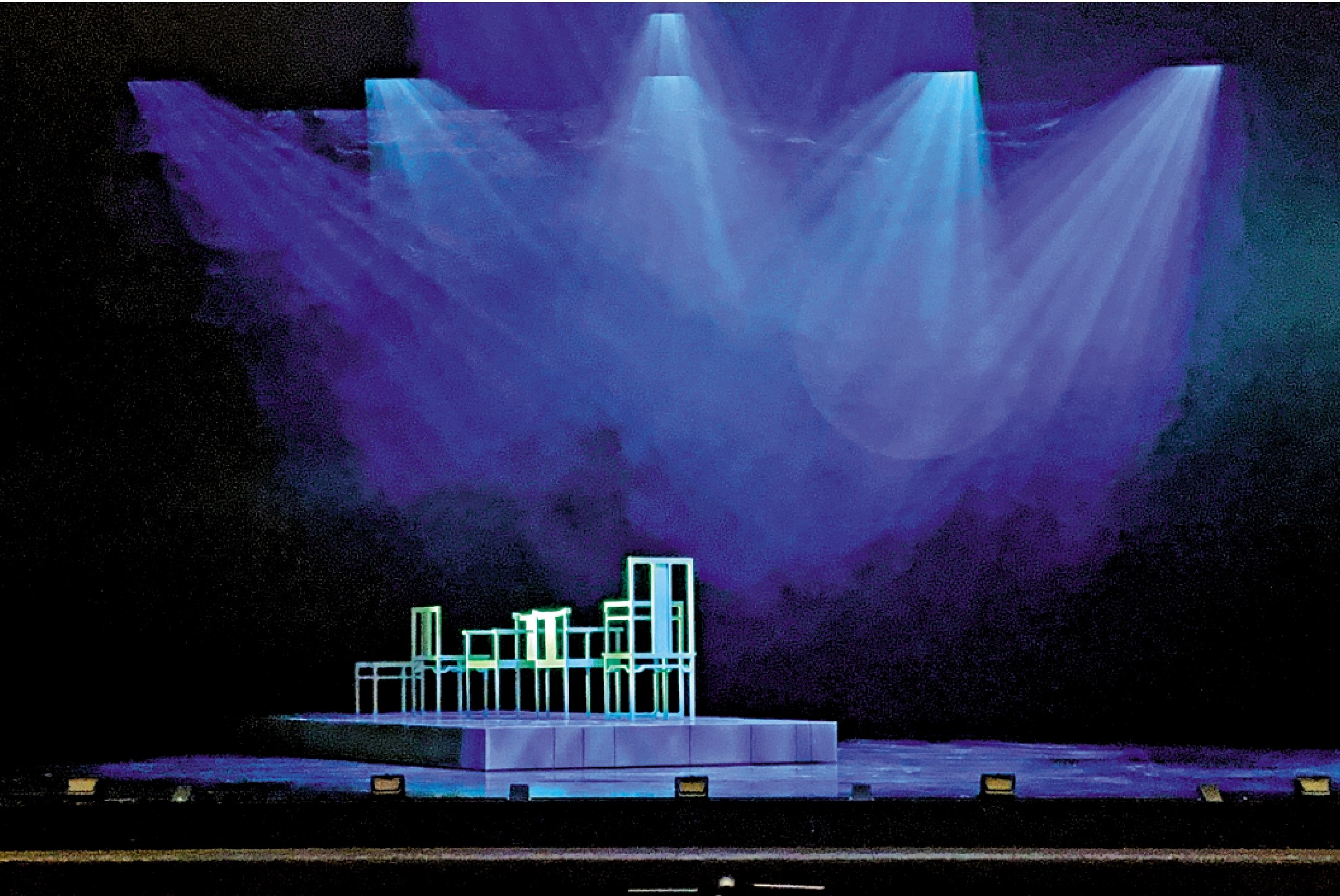 　　圖：《大狀王》舞台設計的特色是留白。圖為「報應」一幕舞美的示範過程。