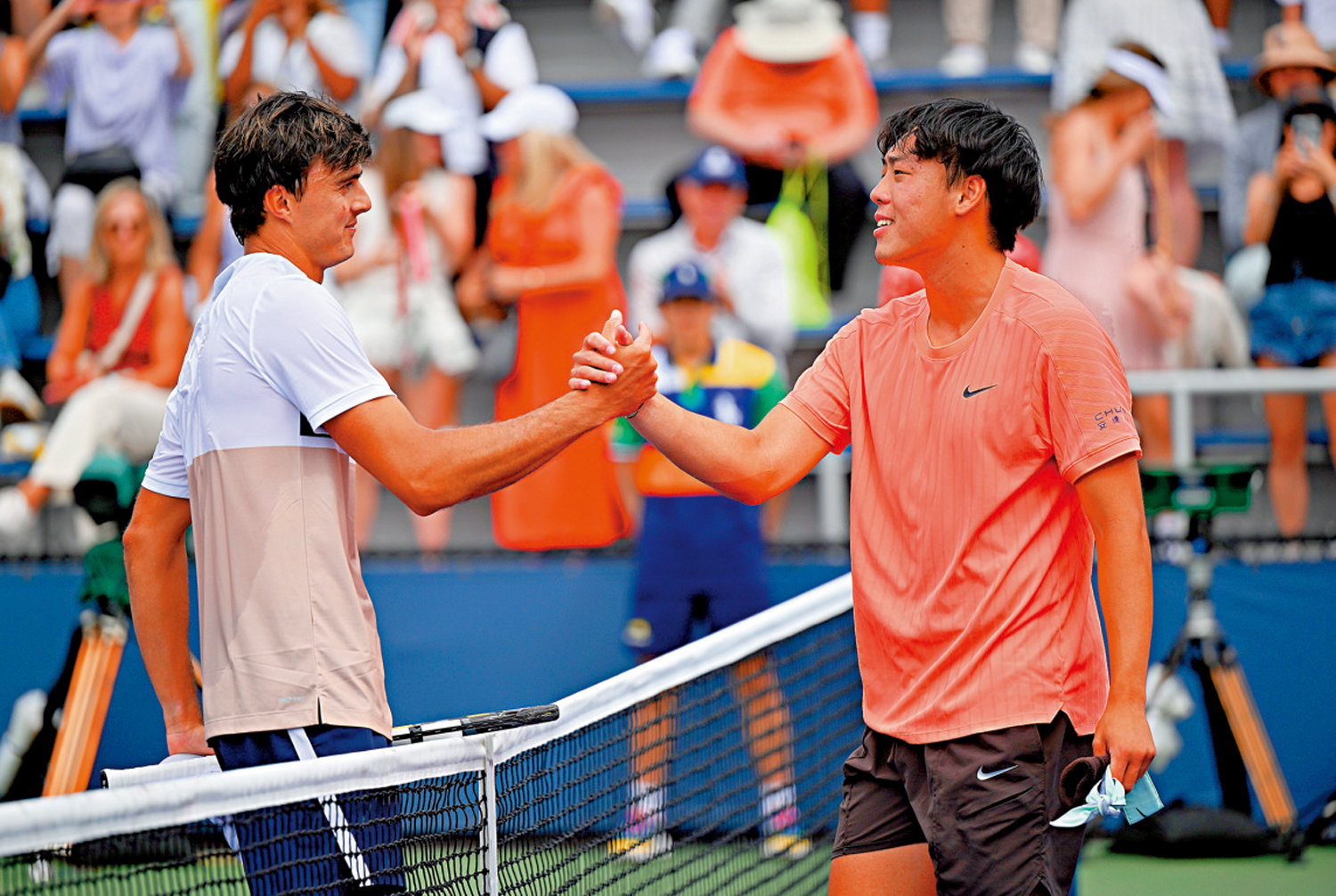　　圖：黃澤林（右）與禾頓惺惺相惜，賽後接受對方祝賀。\新華社