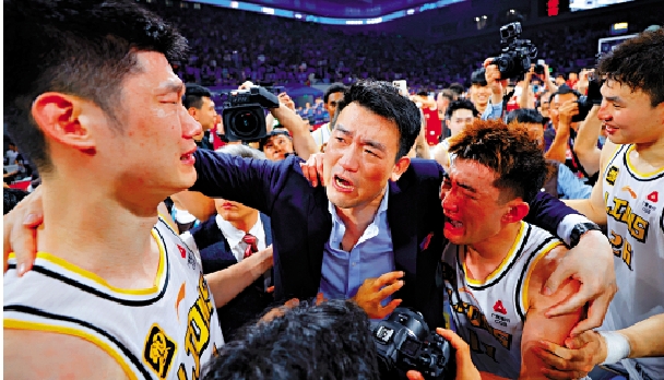 　　圖：廣廈主帥王博（中）與球員激動擁抱。