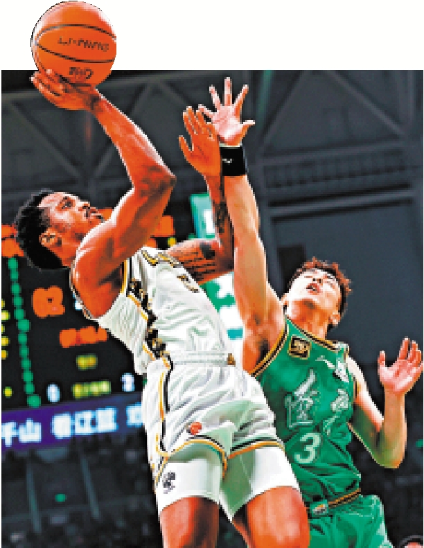 　　圖：廣廈外援布朗（左）於4強面對遼寧隊表現出色。