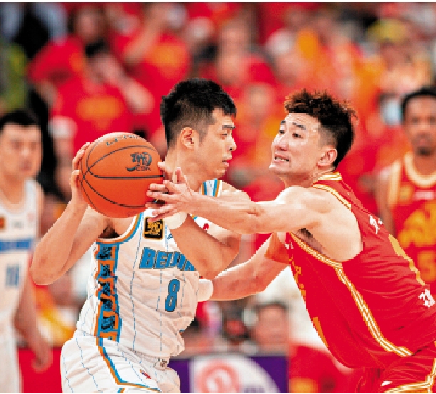 　　圖：廣廈的孫銘徽（右）在總決賽施展防守技術。