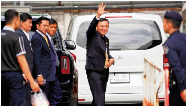 　　圖：泰國前總理他信（中）向支持者揮手。\美聯社