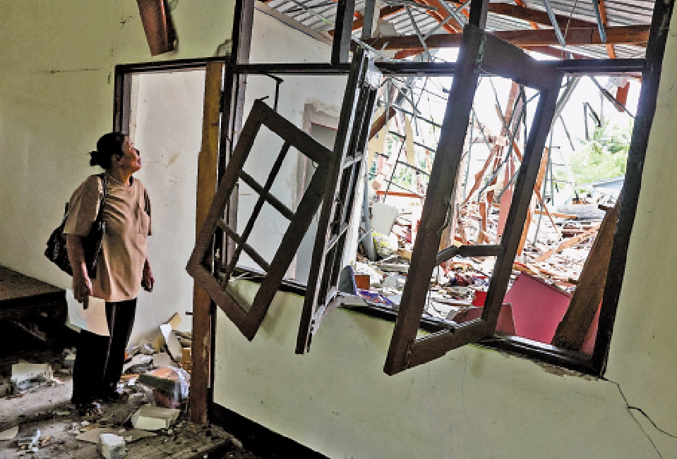 　　圖：泰國邊境地區民居遭柬埔寨襲擊。\路透社