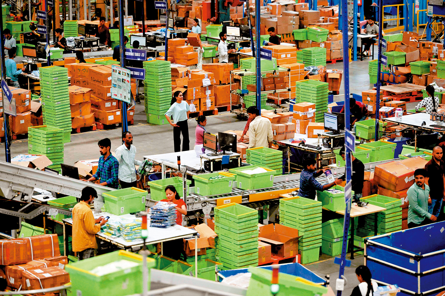 　　圖：印度最大電子商務零售商Flipkart配送中心內，工作人員對即將發貨的包裹進行掃描。\法新社