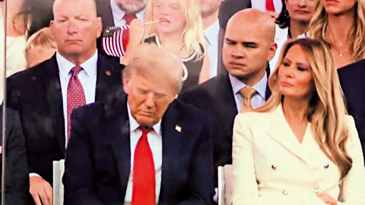 　　圖：美國總統特朗普（左）被拍到在今年6月的陸軍閱兵式上「打瞌睡」。\網絡圖片